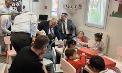 Hükümlüler ve çocuklara tatlı ikramı