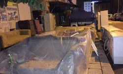 Kaldırımlar mezatçıların eşyalarıyla dolu, bakan yok