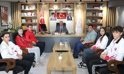 Kick boks şampiyon öğrencilerinden ziyaret