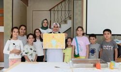 Minikler hayal gücünü ebru sanatına döktü