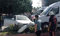 Servis aracı ile otomobil çarpıştı: 5 yaralı