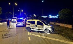 Sivas'ta araç yan yatıp 30 metre sürüklendi