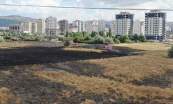 Sivas'ta binalar arasında anız yangını