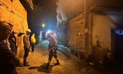Sivas'ta bir ev yanarak kül oldu