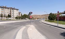 Alibaba Mahallesi'nde ulaşım yolu tamam, otobüs bekleniyor