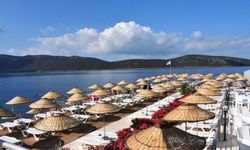 Emeklilere plajda şezlong ve şemsiye ücretsiz