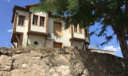 Kale evleri eski istinat duvar üzerinde yükseliyor