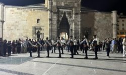 Sivas'ta gurbetçilere halaylı karşılama