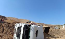 Sivas'ta mıcır yüklü kamyon devrildi: 1 ölü