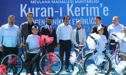 Sivas'ta muhtardan çocuklara hediye