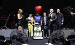 Derya Uluğ'a kilosu kadar altın verildi