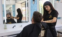 İlk Başta Şaşırıyorlar, Sonra Tıraş İçin Tekrar Ona Dönüyorlar