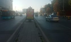 Reklam tabelasından yayaya geçit kalmadı