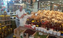 Sivas Sebze Hali'nde sarımsak ve sirke bolluğu