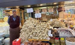 Sivas'ta bu Hal Esnafı, emeklinin halinden anlıyor