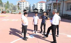 Sivas'ta müdür Yener öğrencilerle futbol oynadı