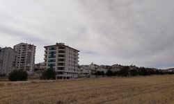 Sivas'ta tarım arazileriyle modern-eski yapıların kesişmesi
