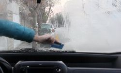 Soğuktan araç camları buz tuttu