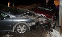  İki Otomobil Kafa Kafaya Çarpıştı: 1'i Ağır 5 Yaralı