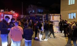 Sivas'ta virajı alamayan tır devrildi