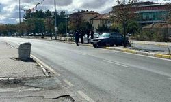 Tırla çarpışan otomobil refüje çıktı