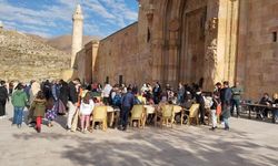 Divriği Ulucami gölgesinde satranç turnuvası