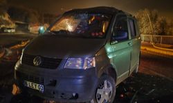 Gürün'de Minibüs Aydınlatma Direğine Çarptı 1'i Ağır 2 Yaralı