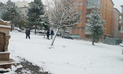 Sivas'ta kar yağışı çocukları cezbetti