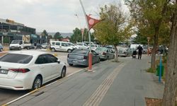 Üniversite'nin kaldırımları park alanı