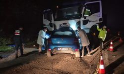 Parti Dönüşü Yarış Yapan Araç Kamyonun Altına Girdi 5 Ölü