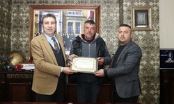 Pazarcı, para dolu çantayı sahibine verdi