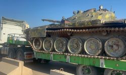 Rejiminden Ele Geçirdiği Tankları Karargahına Sevk Ediyor 