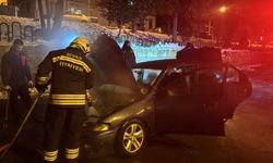 Sivas'ta seyir halindeyken alev alan otomobil kullanılmaz hale geldi