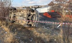 Su yüklü minibüs yan yattı