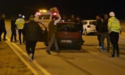 Sürücüsü Kazada Öldü Yakınları Çarpan Otomobili Parke Taşıyla Parçaladı