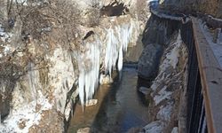 Turistik vadide dev buz sarkıtları oluştu
