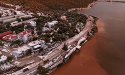 Çamur rengine döndü, dolu yağışı seralara zarar verdi 