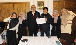 O öğrenci yazdığı hat yazısını hediye etti