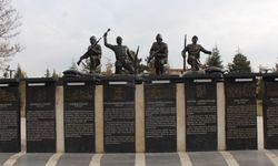Sivaslı Şehitler Anıtı, tarihi bünyesinde barındırıyor