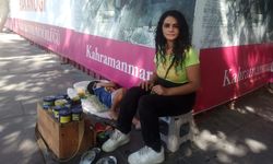  Tek kadın ayakkabı boyacısı