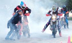 Kentin göbeğinde nefes kesen motocross gösterisi