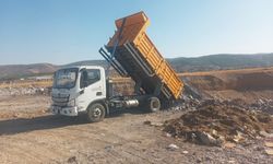 Belediye ekipleri hafriyat atıklarını kaldırıyor