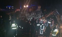 Malatya'da kazaya müdahale eden 2 polis tırın altında kaldı
