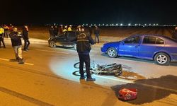 Motosiklet sürücüsü kazada öldü, yakınları çarpan otomobili parke taşıyla parçaladı