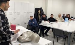 Yakınlarının cenazesi için gassallık kursuna katılıyorlar