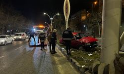 Araba Üstgeçide Çarptı: 4 Yaralı