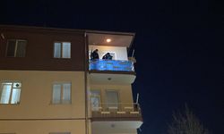 Husumetlisini 3. kattaki evinin balkonunda vurdu