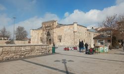 Sivas'ta Bir Taraf Buz Tutarken Diğer Taraf Güneş Açtı