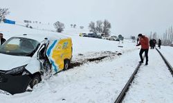 PTT Aracına Tren Çarptı