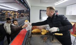 Kandil Gecesi Sucuk Ekmek Dağıttı